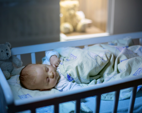 ¿Cómo afecta la luz al sueño de un bebé?