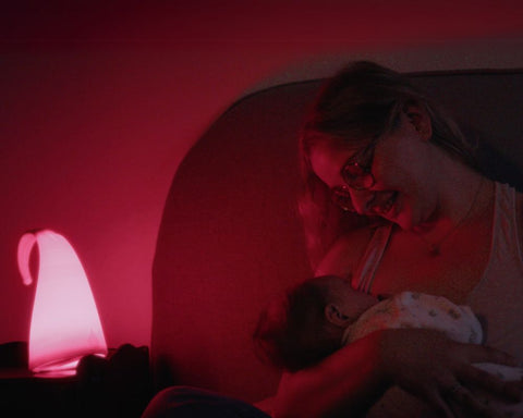 Breastfeeding at Night? Discover How Red Light Protects Your Sleep

