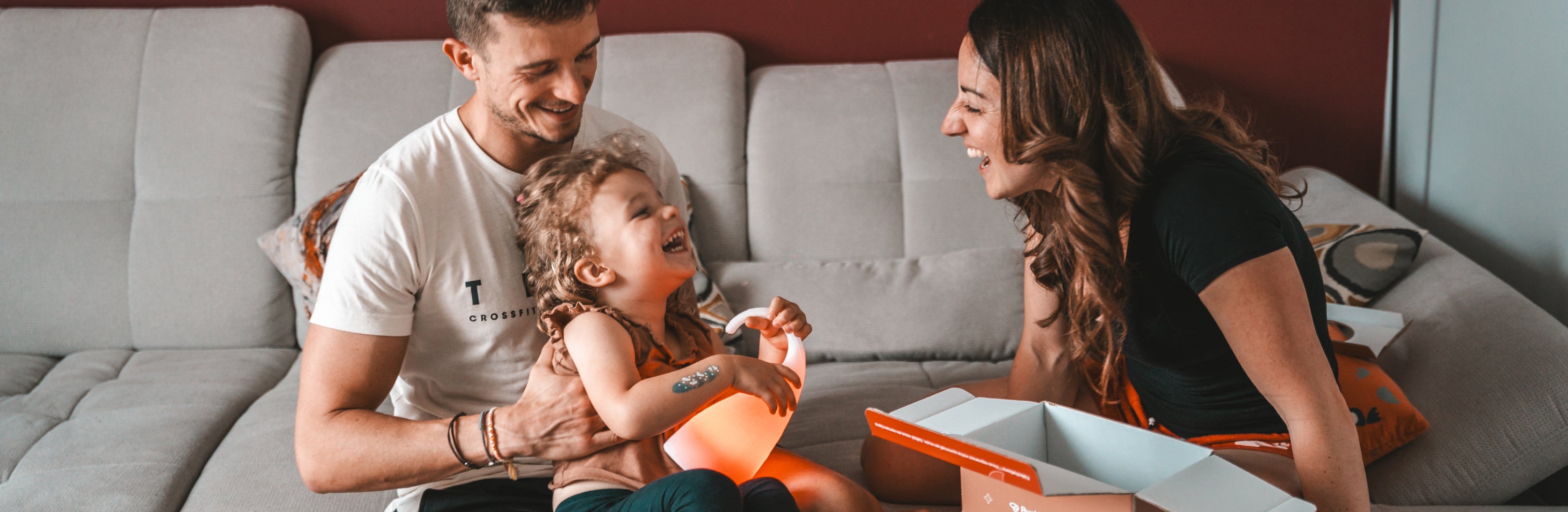 Une famille qui déballe une lampe ByeBlues